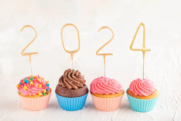 Nouvel Cupcakes Étincelles Numéros 2024 Muffins Vacances Avec Glaçage Rose Images De Stock Libres De Droits