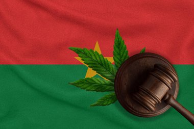 Burkina Faso bayrağı ve kenevir yapraklı adalet tokmağı. Esrar bitkisinin ve uyuşturucuların yayılmasının yasadışı büyümesi.