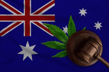 Avustralya bayrağı ve kenevir yapraklı adalet tokmağı. Esrar bitkisinin ve uyuşturucuların yayılmasının yasadışı büyümesi