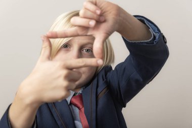 Parmaklarıyla çerçeve yapan genç bir iş adamının portresini yakından çek..