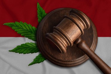 Yargı tahtası tokmak, kenevir yaprağı ve Monako bayrağı. Yasadışı esrar satışı ve dağıtımı.