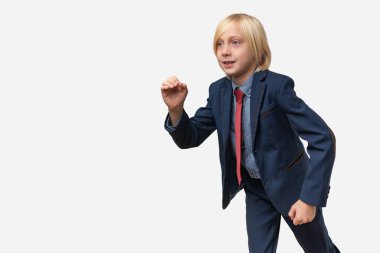 Takım elbiseli bir çocuk kaçıyor. Beyaz arkaplanda izole