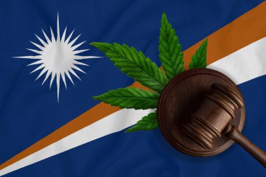 Yargı tahtası tokmak, kenevir yaprağı ve Marshall Adaları bayrağı. Yasadışı esrar satışı ve dağıtımı.