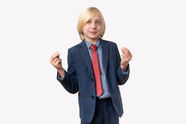 Mavi ceketli ve kırmızı kravatlı bir çocuğun portresi bana bir jest gösteriyor..