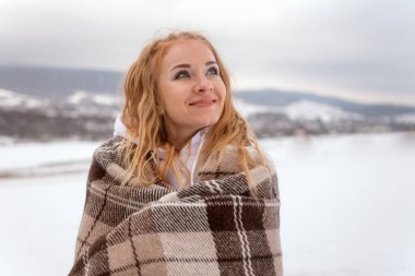 Yünlü ekose kumaşlı mutlu kızıl saçlı kızın, kış anlarının tadını çıkaran yakın plan portresi. Kış zamanı