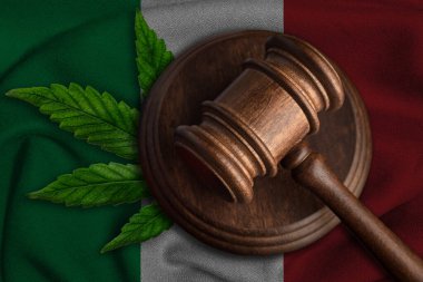 İtalya bayrağında kenevir yaprağı olan tahta tokmak. Esrar bitkisinin ve uyuşturucuların yayılmasının yasadışı büyümesi.