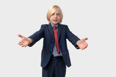 Yakışıklı genç bir iş adamının portresi. Sarılmak için ellerini kaldırıyor. Beyaz arka planda soyutlanmış..