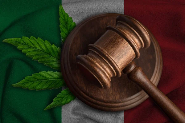 İtalya bayrağında kenevir yaprağı olan tahta tokmak. Esrar bitkisinin ve uyuşturucuların yayılmasının yasadışı büyümesi.