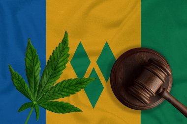 Marihuana yaprağı ve Saint Vincent ve Grenadines bayrağı geçmişi hakkında yargıç tokmağı.