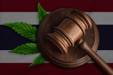 Tayland bayrağında Gavel ve kenevir yaprağı - Tayland 'da marihuananın yasallaştırılması.