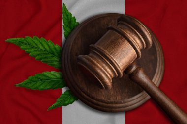 Marihuana hukuku kavramı. Peru bayrağının arka planında tahta tokmak var.