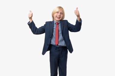 Genç ve mutlu bir iş adamının portresi beyaz bir arka planda baş parmak gösteriyor..