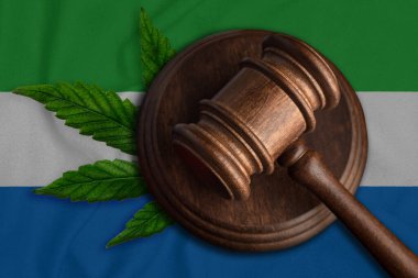 Sierra Leone bayrağında hakimler tokmak ve kenevir yaprağı.