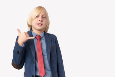 Beyaz arka planda mavi ceketli ve kırmızı kravatlı küçük bir çocuğun portresi..