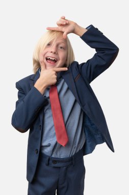 Parmaklarıyla çerçeve yapan gülümseyen genç bir iş adamının portresi. Dikey çerçeve.