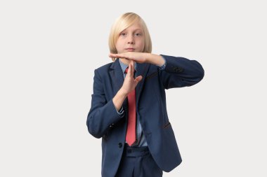 Genç bir öğrencinin portresi beyaz arka plana karşı jest yapıyor..