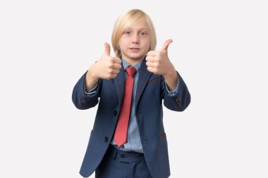 Baş parmak gösteren genç bir iş adamının portresi. Beyaz arkaplanda izole