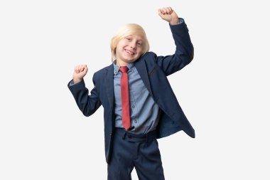 Mutlu genç işadamı başarıyı kollarını kaldırarak kutluyor, beyaz arka planda soyutlanıyor..