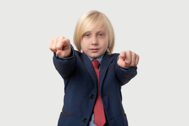 Sarı saçlı, mavi takım elbiseli ve kameraya bakan beyaz bir gencin portresi. Beyaz arkaplanda izole