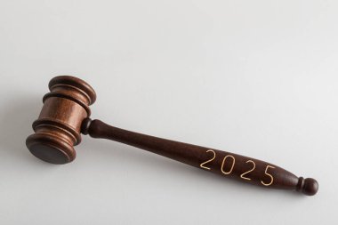 Hakimler hakkında 2025 nolu mektup ya da beyaz arka planda çekiç. Yeni yılda mahkeme..