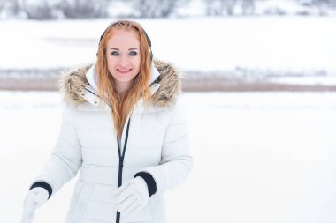 Kışlık giysiler içinde güzel bir genç kadının portresi. Kışlık elbiseli kız.