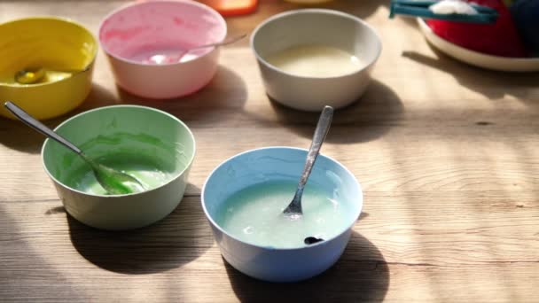 Szef Kuchni Spada Mieszając Kolor Mieszanki Żywności Płynną Galaretką Ciasta — Wideo stockowe