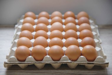 Kartondan yumurta tepsileri.
