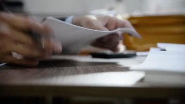 Öğretmen, üniversite öğrencilerinin sınav kağıtlarını, eğitim test sistemi üniversite sınıf konseptini kontrol ediyor.