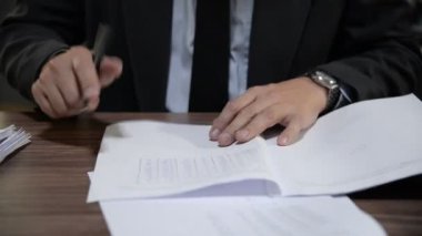 Öğretmen, üniversite öğrencilerinin sınav kağıtlarını, eğitim test sistemi üniversite sınıf konseptini kontrol ediyor.