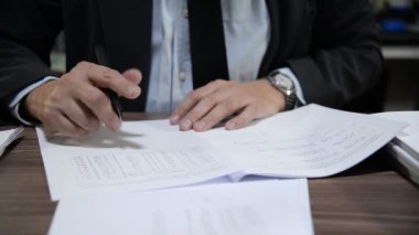 Öğretmen, üniversite öğrencilerinin sınav kağıtlarını, eğitim test sistemi üniversite sınıf konseptini kontrol ediyor.