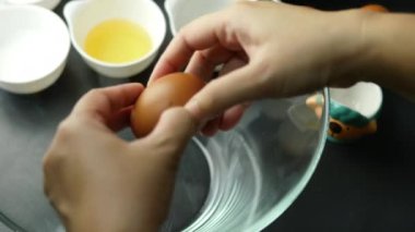 Yumurta sarısını yumurta beyazından ayırıp pasta yapma süreci, ev yapımı konsept.