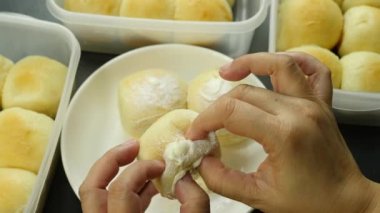 Sütlü çörek pişirme süreci, ev yapımı fırın hazırlama konsepti, kremalı taze hamur topu.