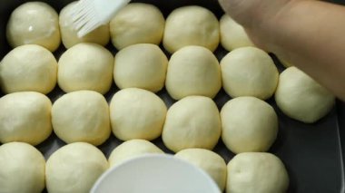 Sütlü çörek pişirme süreci, ev yapımı fırın hazırlama konsepti, kremalı taze hamur topu.