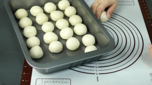 牛乳パン作りの工程自家製パン作りのコンセプトクリーム料理の新鮮な生地のボール — ストック動画