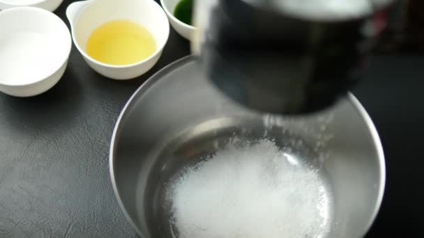 Szef Kuchni Jest Przesiewanie Mąki Proszku Przygotować Się Ciasta Domowych — Wideo stockowe