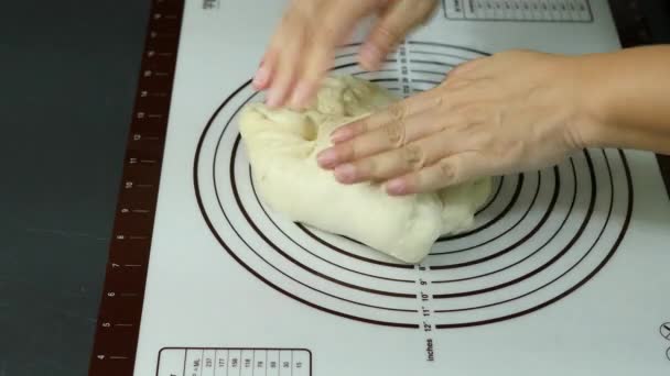 Chef Está Amassando Massa Pelas Mãos Preparar Para Fazer Pão — Vídeo de Stock