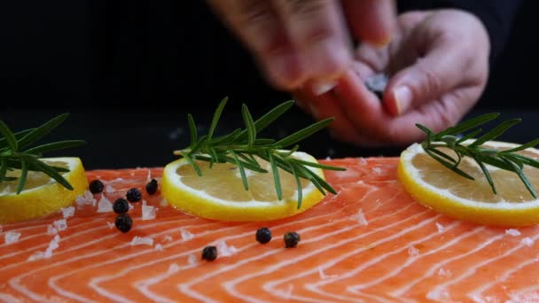 Chef Prépare Filet Truite Saumon Crue Fraîche Avec Ingrédient Cuisson — Video