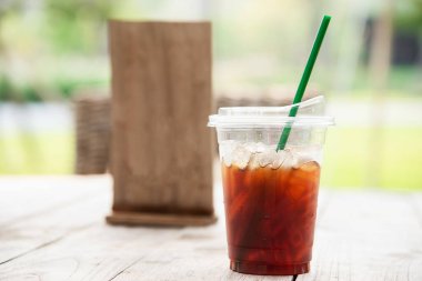 Doğal arka planda taze buzlu çay fincanı