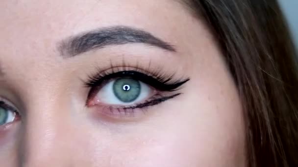 Mujer Joven Abre Los Ojos Mira Espejo Admirando Las Pestañas — Vídeos de Stock