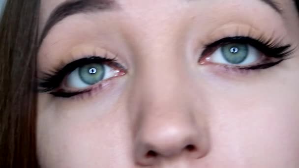 Förförisk Blick Ung Kvinna Med Falska Ögonfransar Närbild Ung Kvinna — Stockvideo