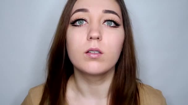 Ung Kvinna Med Lösögonfransar Och Hängslen Tänderna Förbereder Sig För — Stockvideo