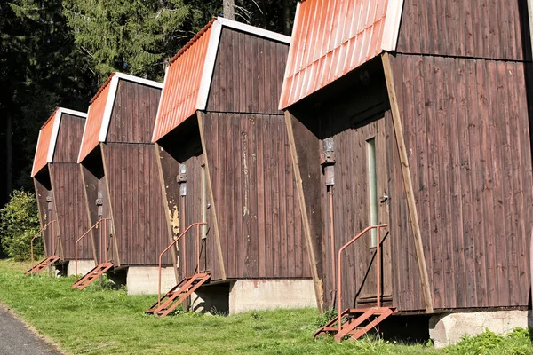 Pequenas Cabanas Madeira Marrom Velho Com Escadas Entrada Metal Telhado — Fotografia de Stock