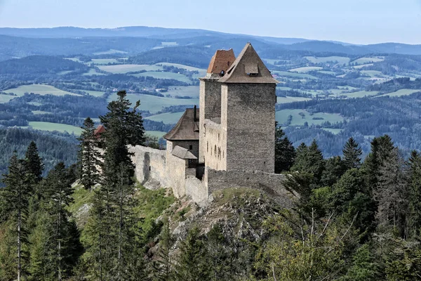 Castelo Kasperske Hory Distante Com Par Torres Palácio — Fotografia de Stock