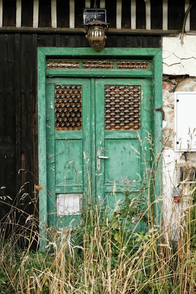 Sarı Camlı Pencereli Ahşap Ahşap Duvarlı Eski Çalılık Yeşil Kapı — Stok fotoğraf