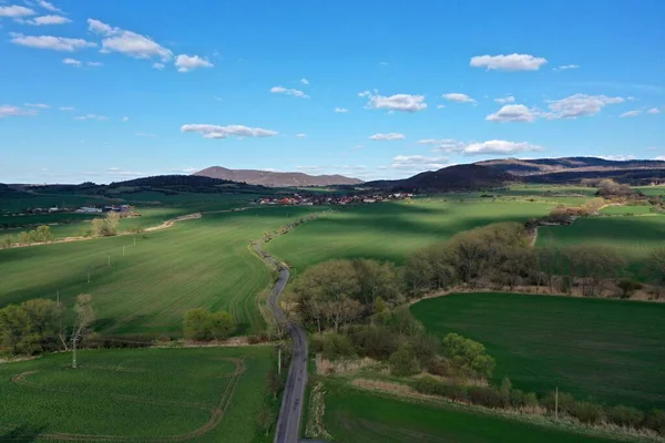 Kurvenreiche Straße Zwischen Grünen Feldern Sonnigen Frühlingstagen Mit Blauem Himmel — Stockfoto