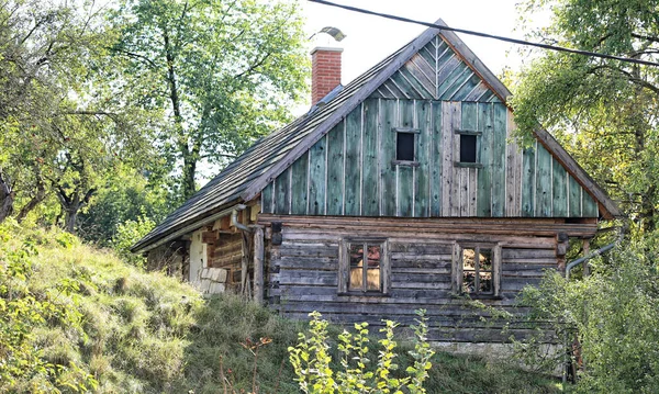 Stary Drewniany Domek Wzgórzu Zieloną Malowaną Fasadą — Zdjęcie stockowe