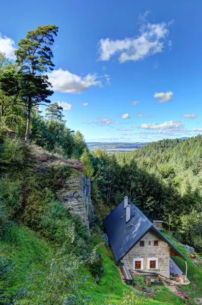 Pequena Casa Sob Caranguejo Rochoso Dia Ensolarado Verão Com Nuvens — Fotografia de Stock