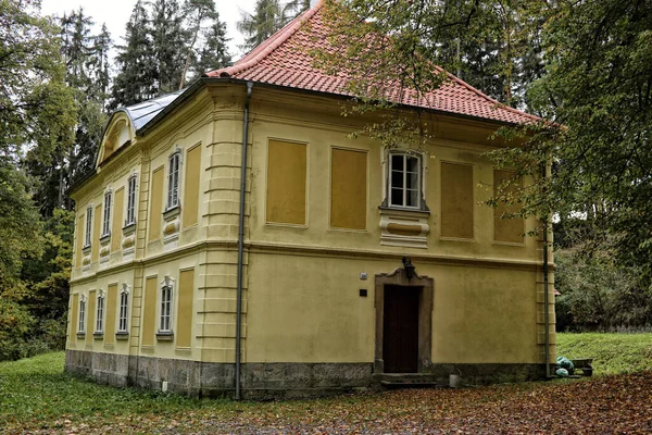 Stará Barokní Nemocniční Budova Béžovou Fasádou Podzim — Stock fotografie