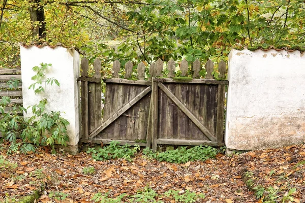 Sonbaharda Beyaz Tuğlalı Duvarı Olan Eski Ahşap Kapı — Stok fotoğraf