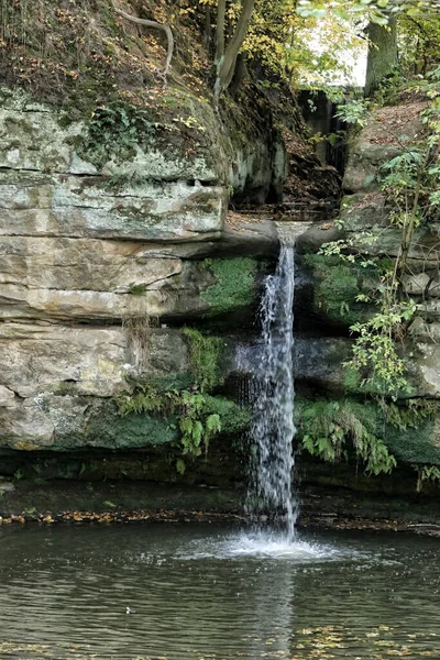 Невеликий Водоспад Захований Піщаних Скелях — стокове фото